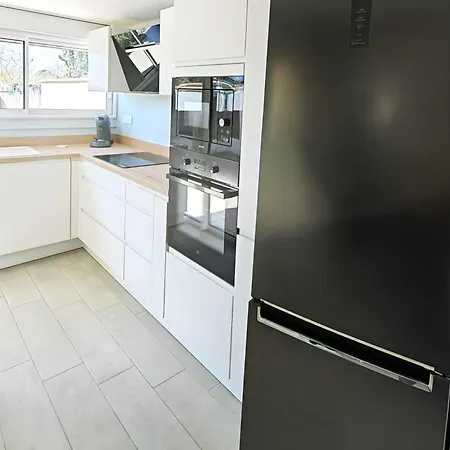 Holiday home T3 En Rez-de-jardin Avec Piscine, Parking, Clim Et Proche A - Fr-1-607-58 Agde